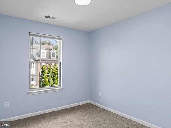 4th image of 122 Persimmon Cir