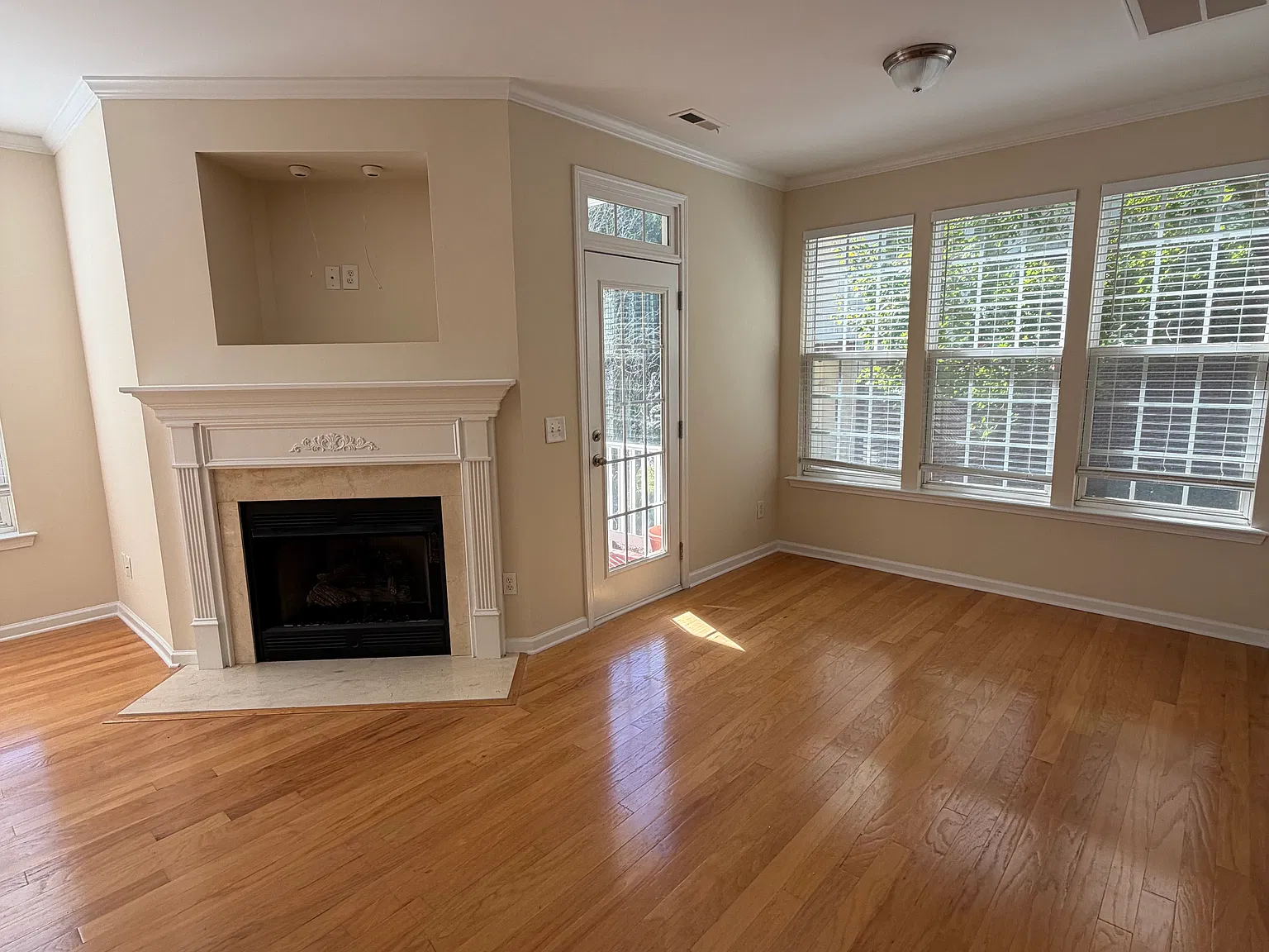 3 bed, 3.5 bath, 2101 sqft, $2,150 — Photo 4