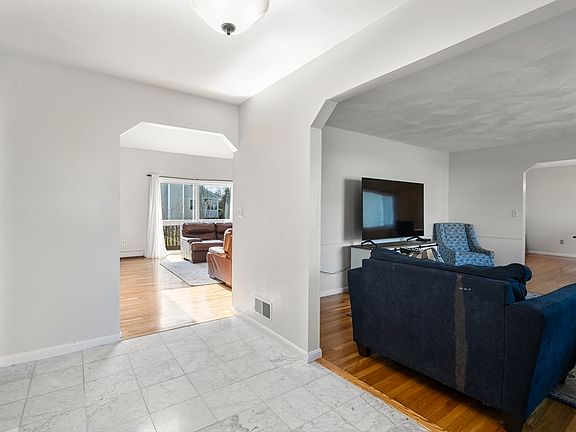2nd image of 11 Broadmeadow Ln