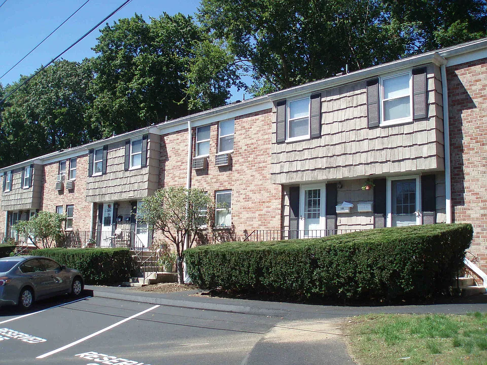 32 Weed Hill Ave