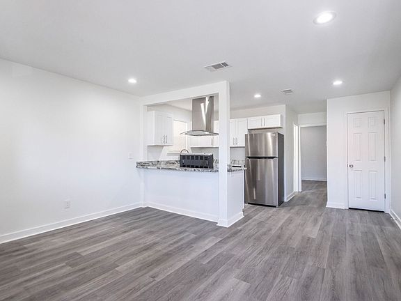 3rd image of 201 N Pierce St APT 12
