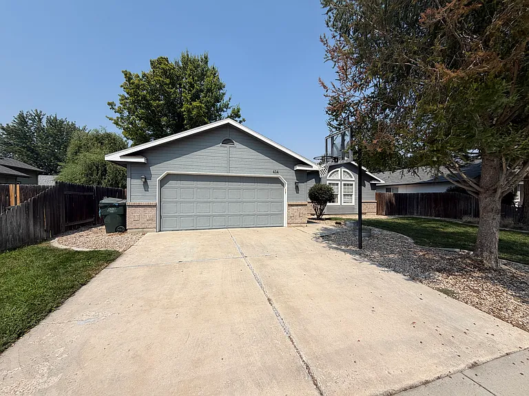 414 E Addeson St — Photo 2