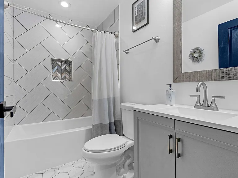 100 S Bouldin St — Photo 14
