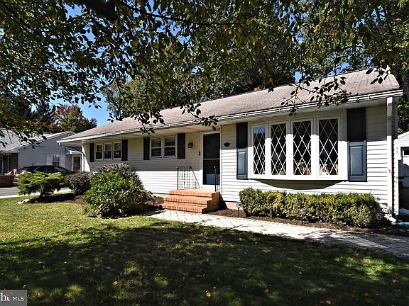 2nd image of 204 W Ferry Rd