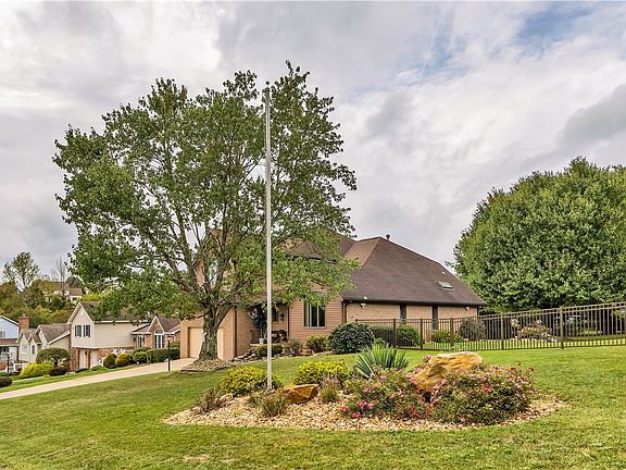 2nd image of 2 Brook Valley Dr
