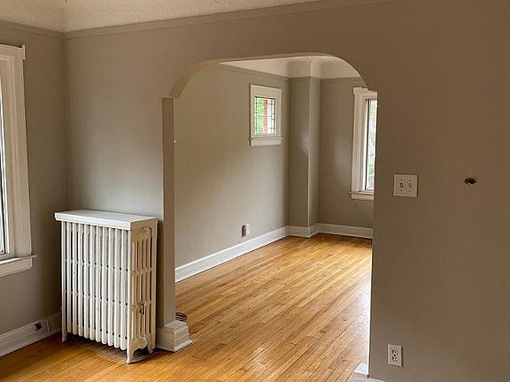 3rd image of 1096 Beaconsfield Ave APT 2S