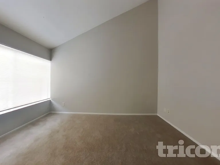 3031 W Mercer Ln — Photo 5