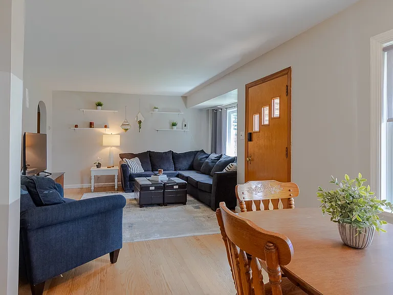 137 W Aaron Dr — Photo 18