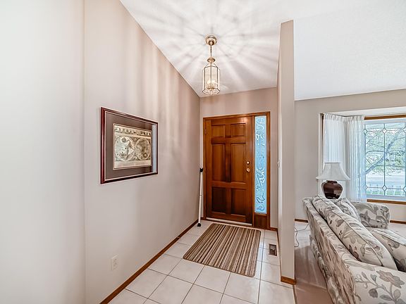 4th image of 107 Ridgemont Cres