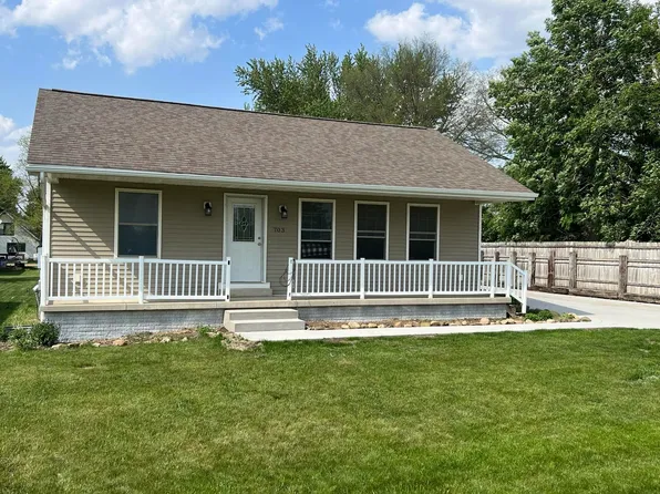 703 E Linn St, Quasqueton, IA 52326