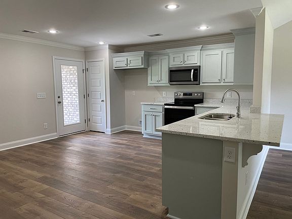 4th image of 560 Brushwood Dr