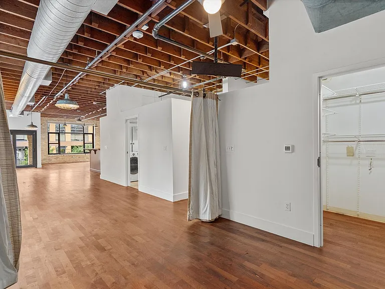 411 Brazos St — Photo 9