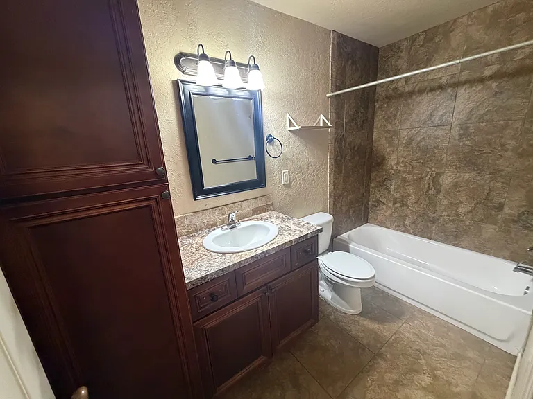 6101 NW Maple Ave #2 — Photo 4