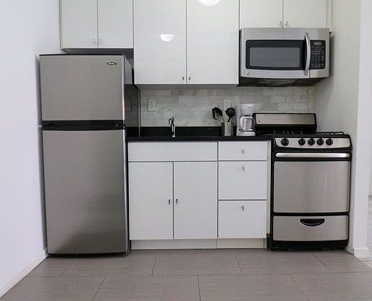 4th image of 521 W 48th St #4E