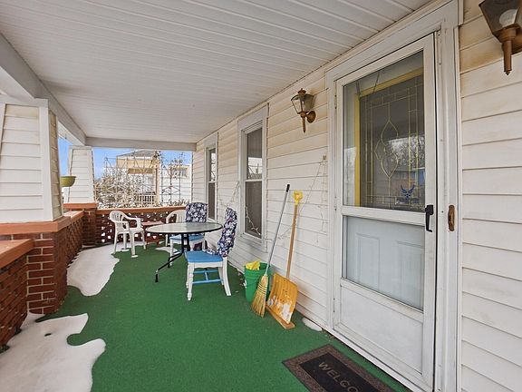 4th image of 920 Oak St