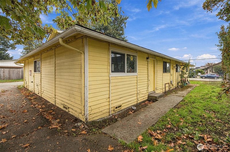 3rd image of 1108 B Street SE
