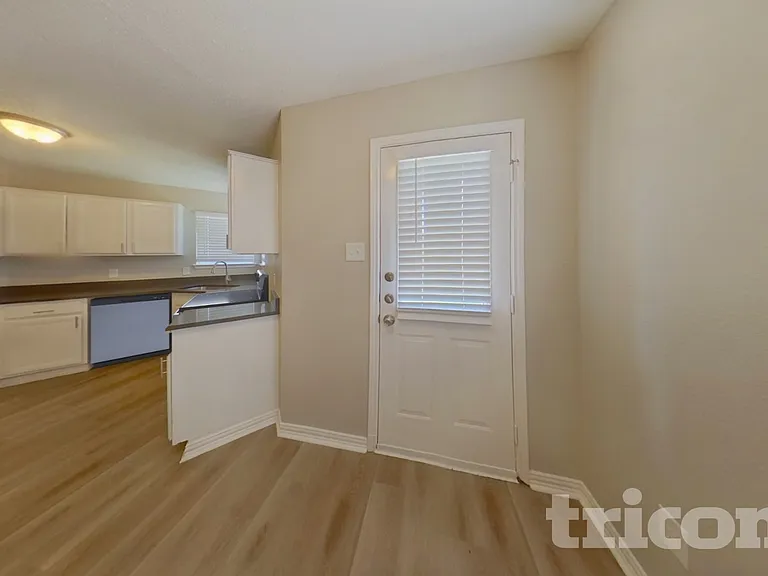 206 Briarglen Dr — Photo 5