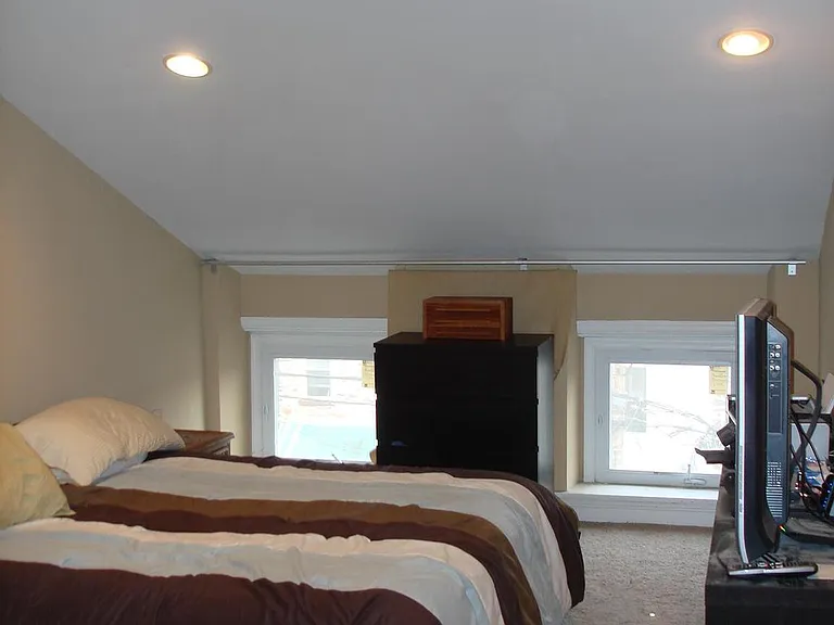 160 Levering St — Photo 9