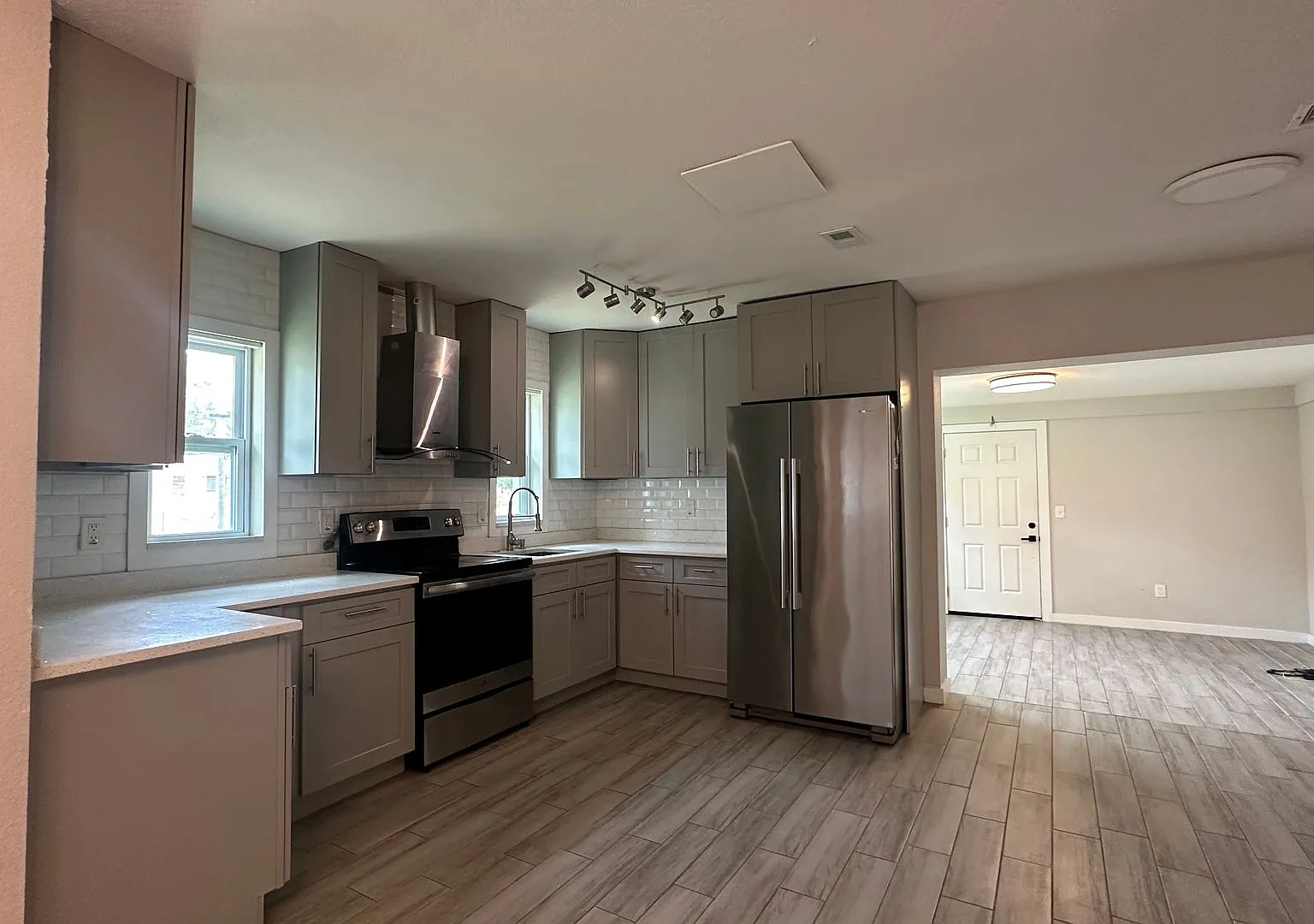 Beautifully Renovated 3BR/1BA | 5 Minutes to Downtown Orlando — Photo 4