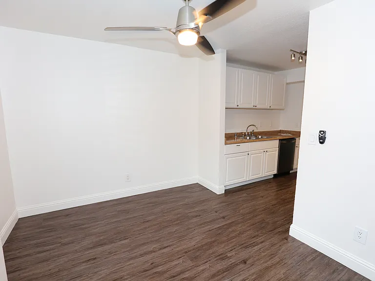 Cedarwood Apartments — Photo 20