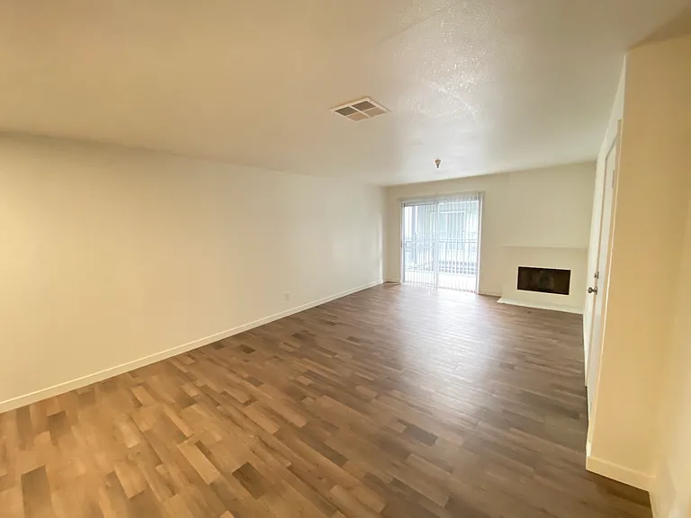 French Street Apt — Photo 16