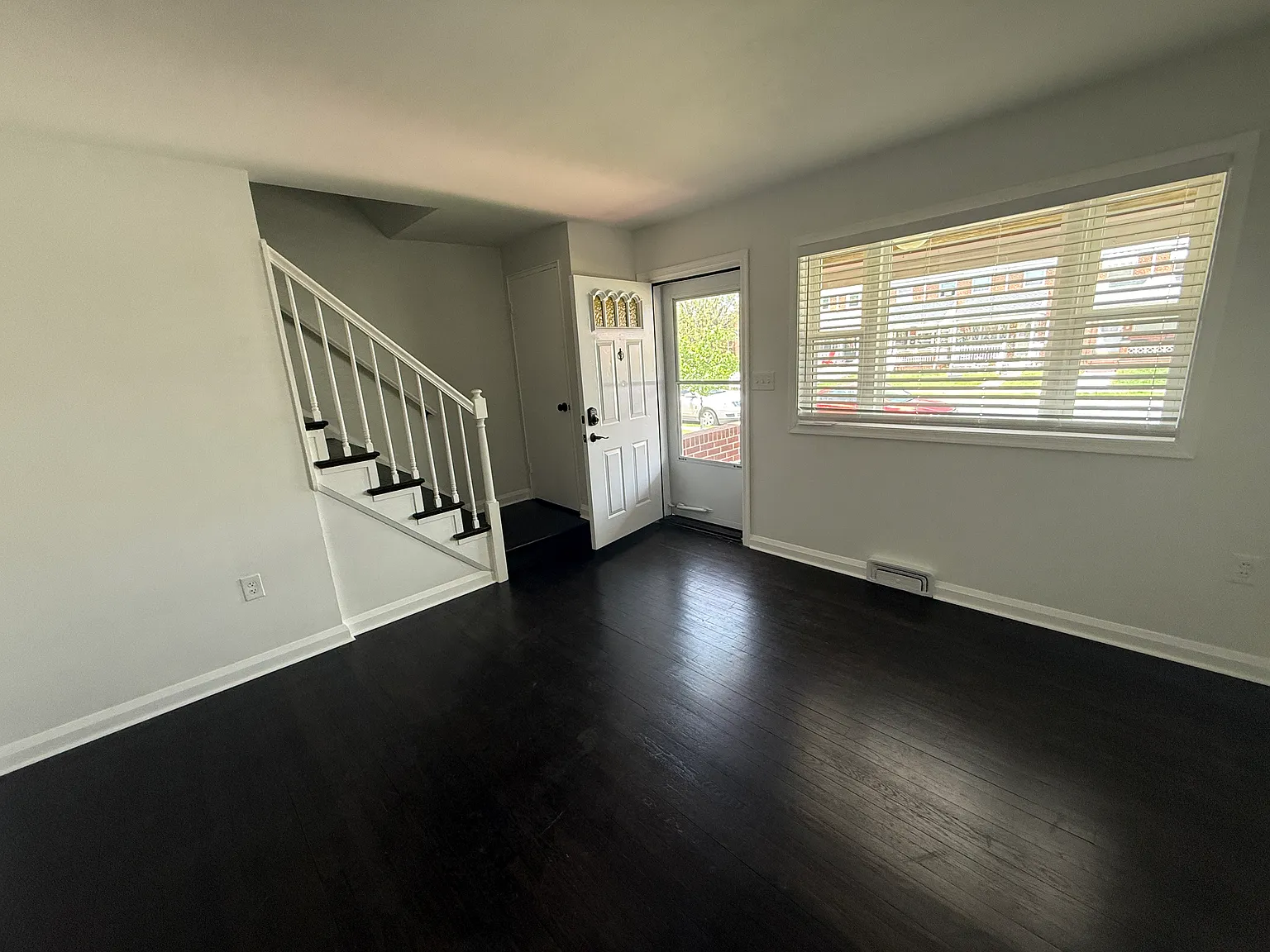 3 bed, 1046 sqft, $1,690 — Photo 2