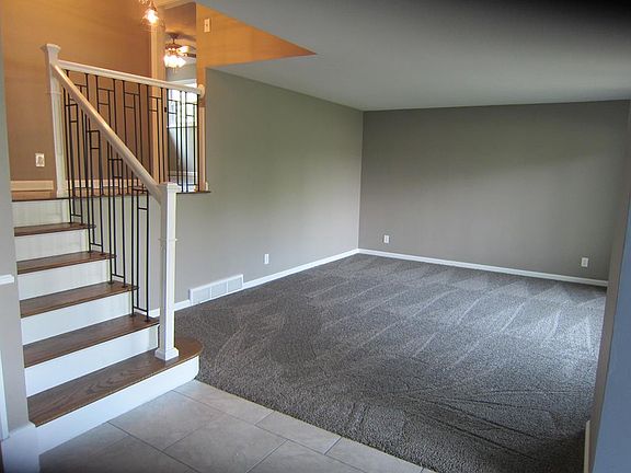 3rd image of 811 Hilltop Dr
