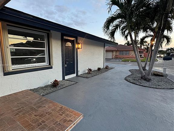 3rd image of 925 SW 136th Pl #925