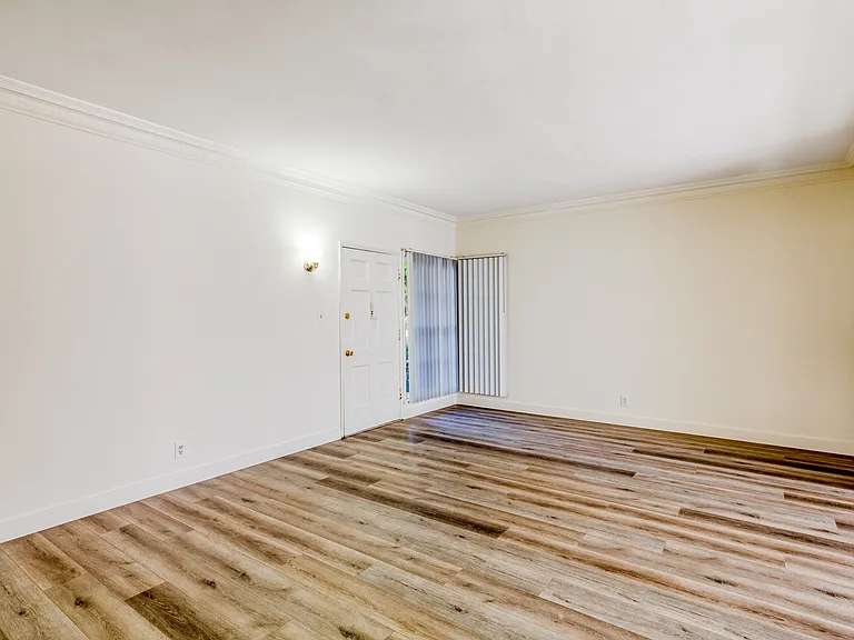 1100 Westmoreland Apartments — Photo 12