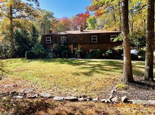 28 Old Hoop Pole Rd, Oak Ridge, NJ 07438