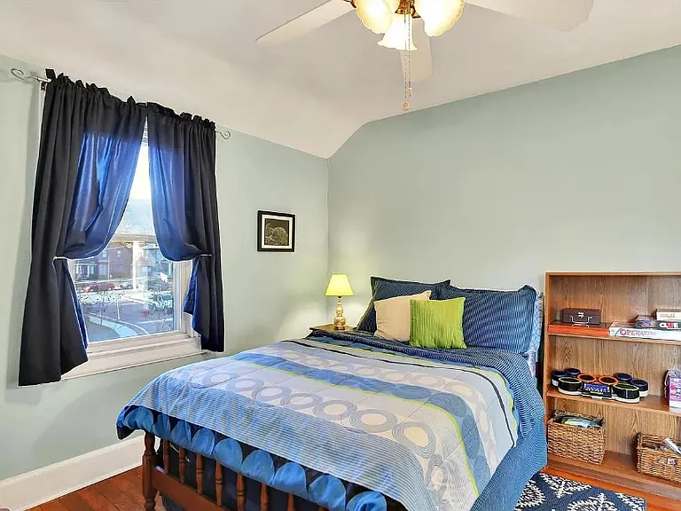 117 Center St — Photo 4