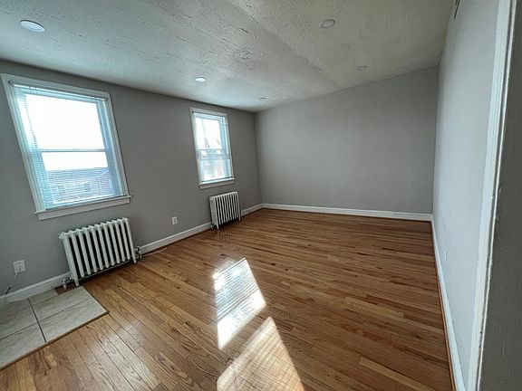 3rd image of 812 Taylor St NE APT 3