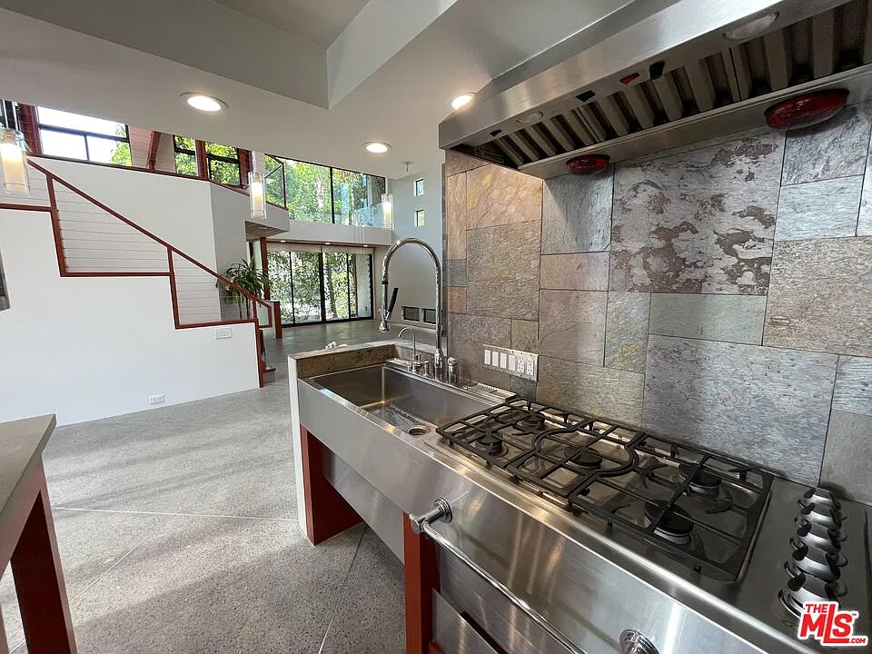 3 bed, 3.0 bath, 2708 sqft, $12,900 — Photo 3