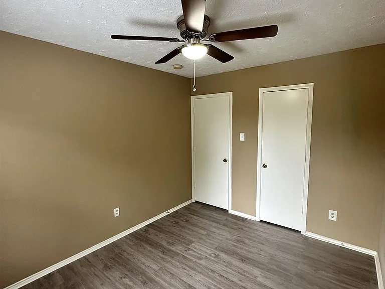 6910 Bayou Crest Dr — Photo 14