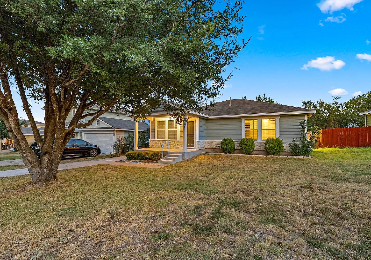 Stunning 2 bedrooms, 2 bathrooms home in Manor — Photo 2