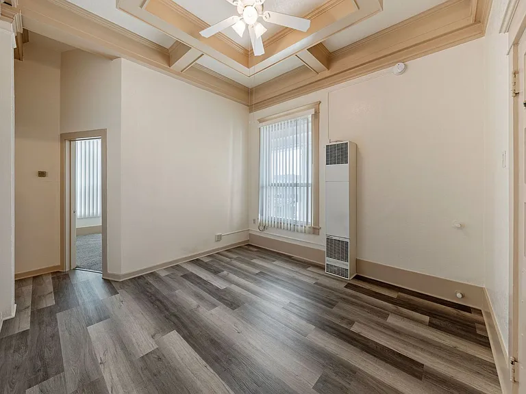 207 Chester Ave — Photo 7