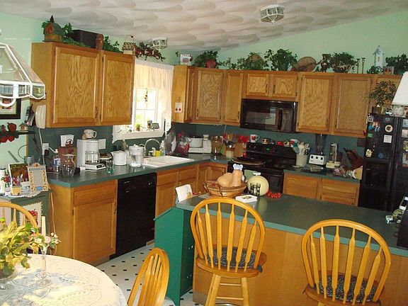 dining room toward kitchen