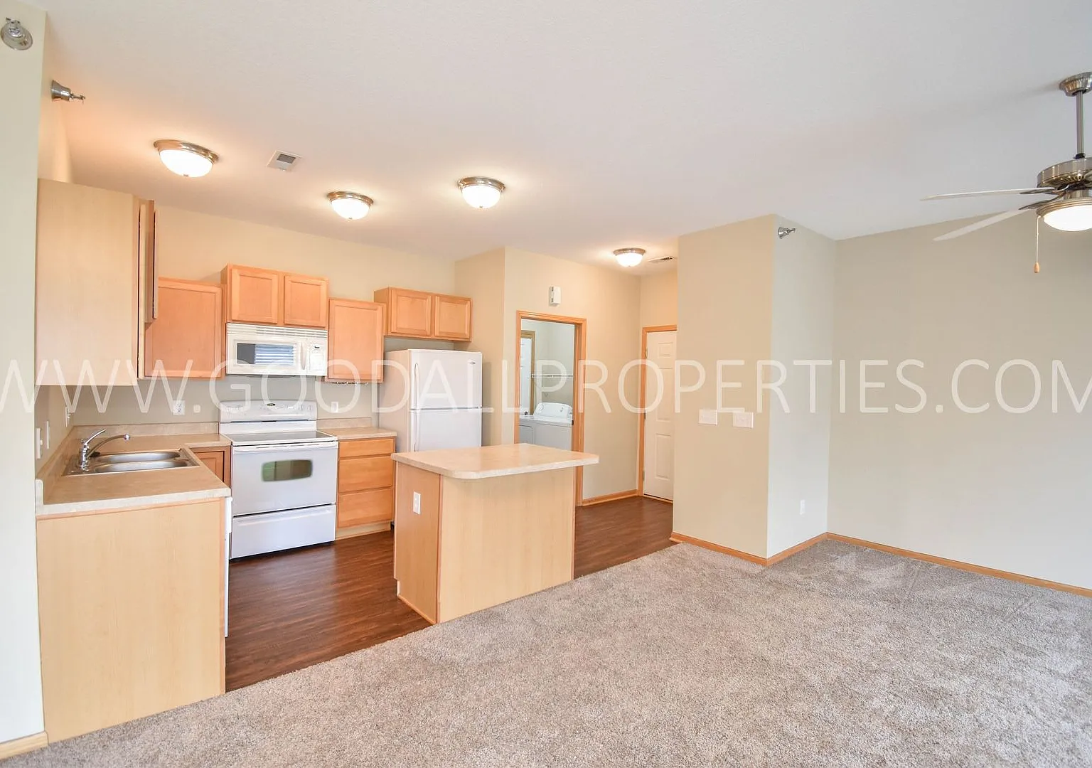 Welcome to this affordable 2-Bedroom, 2-Bath Condo in Johnston with Detached 1-Car Garage. — Photo 4