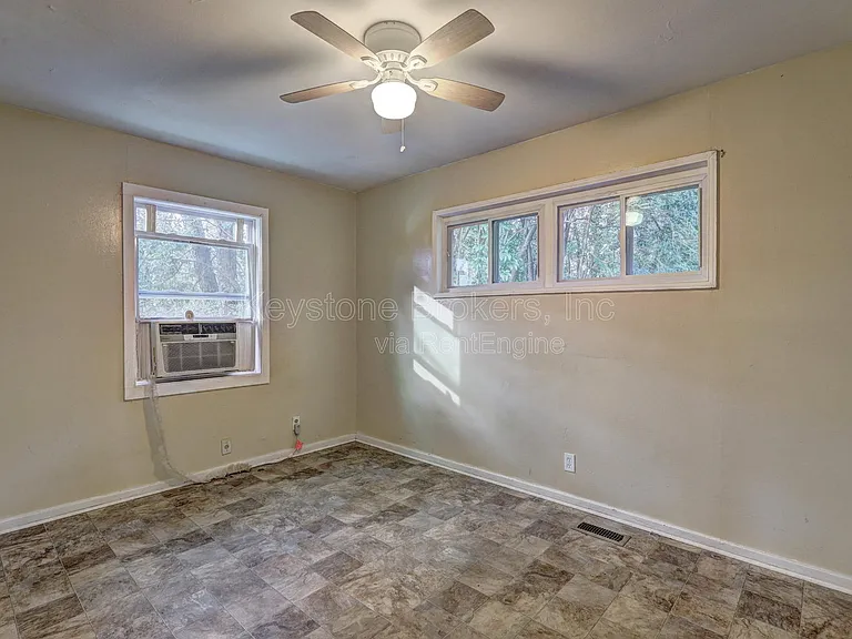 2477 Thrasher Ave — Photo 7