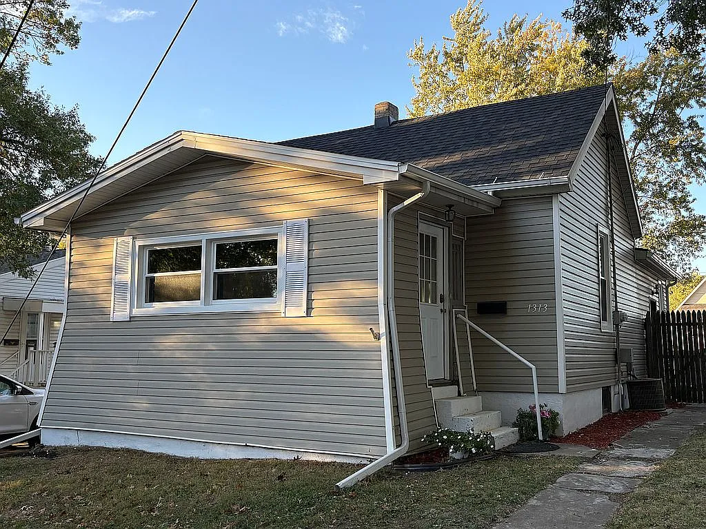 1313 W Jackson St photo 1