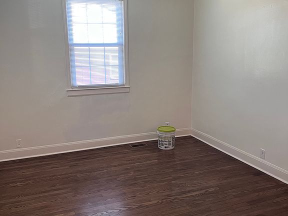 Living room (view 2)