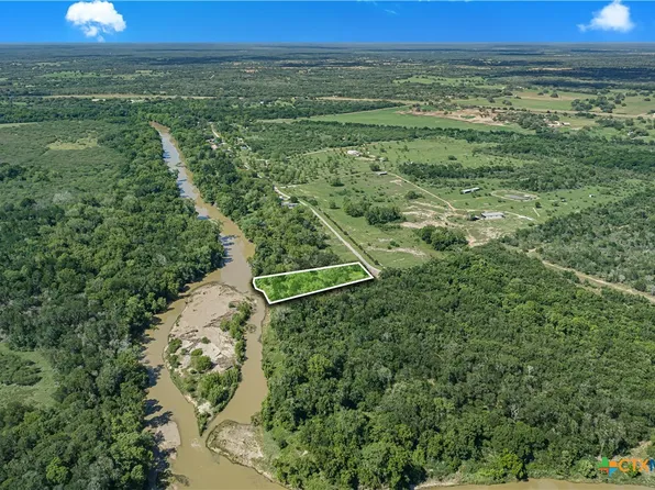 850 Crestview Dr, Cuero, TX 77954