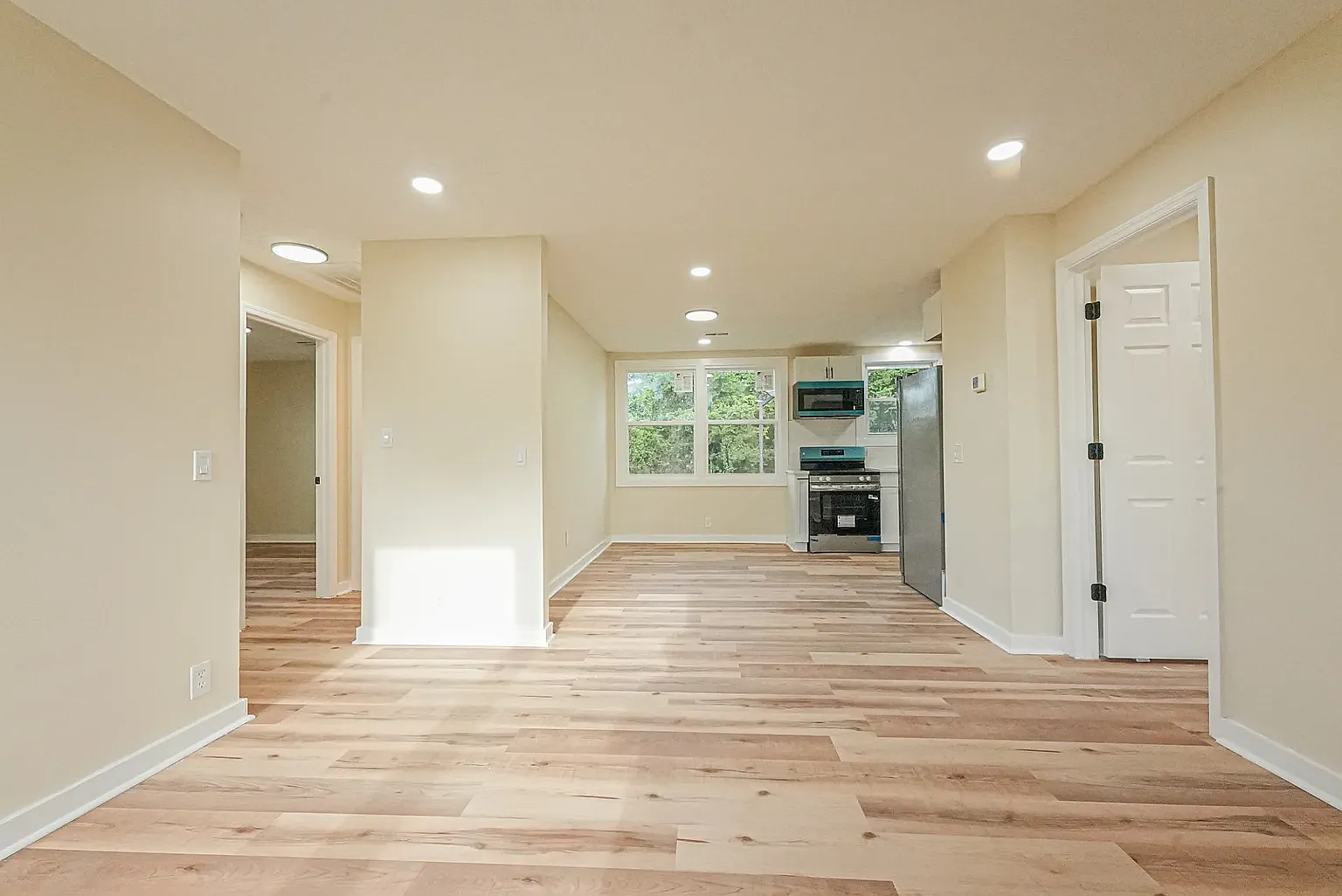 3 bed, 1025 sqft, $2,400 — Photo 2