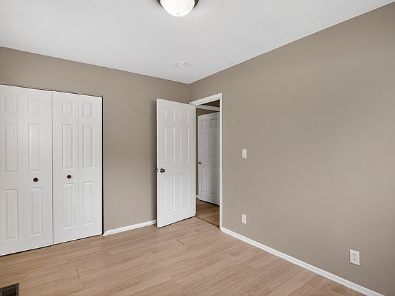 3rd image of 3908 N Mitthoefer Rd