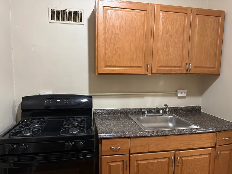 330 Laurel St #212 — Photo 8