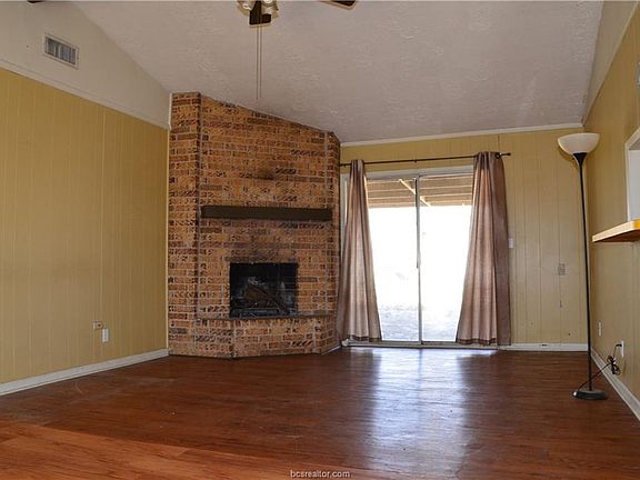 5th image of 800 N Broadway St