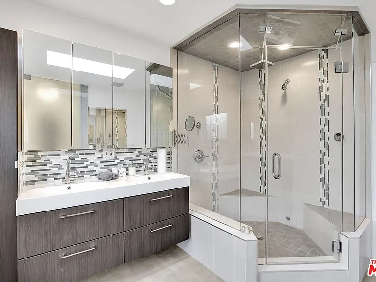 8345 White Oak Ave — Photo 24