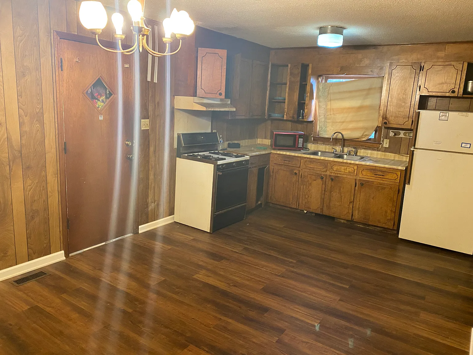 4 bed, 2400 sqft, $650 — Photo 3