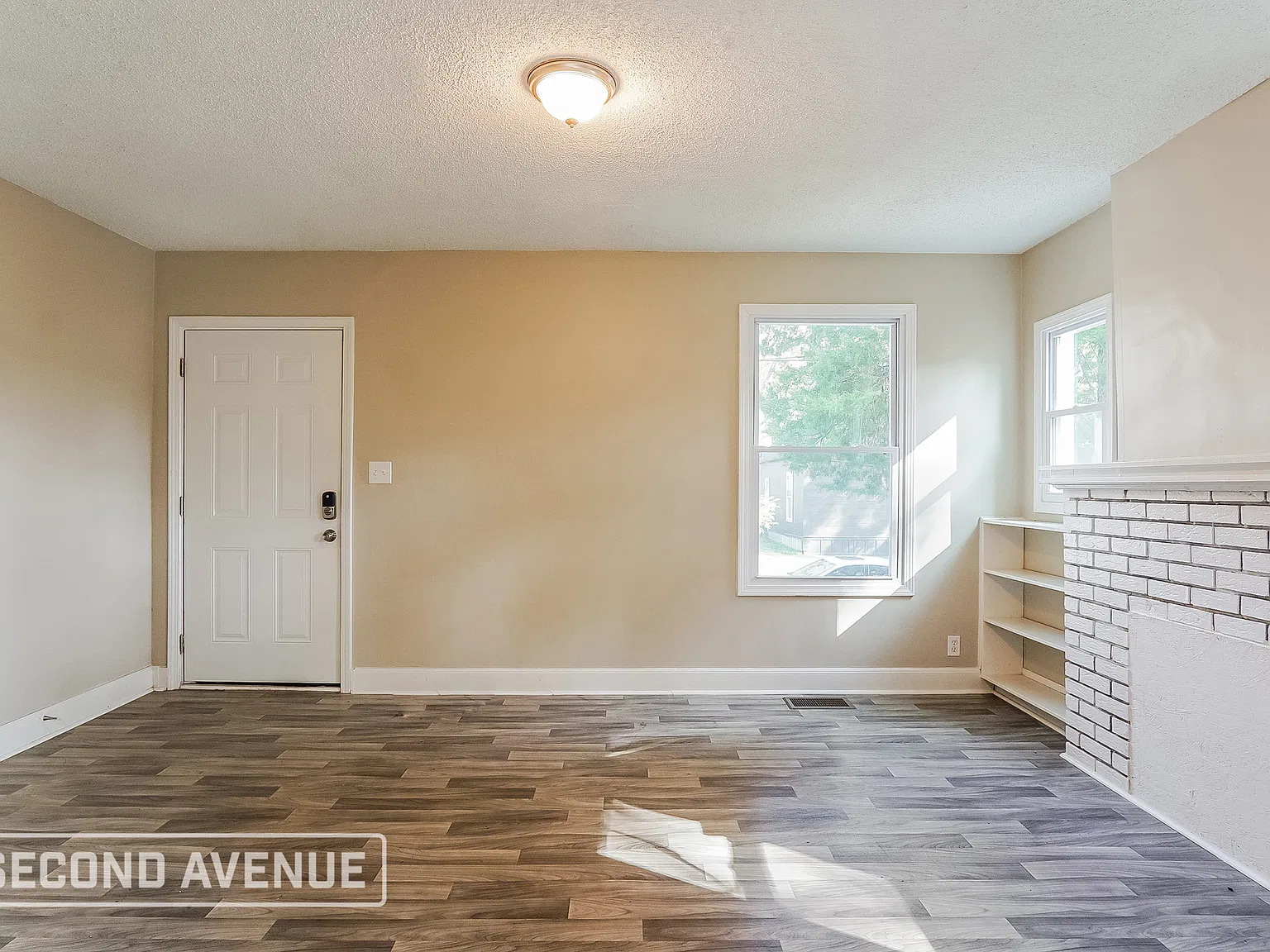 3 bed, 1.0 bath, 1321 sqft, $1,000 — Photo 2