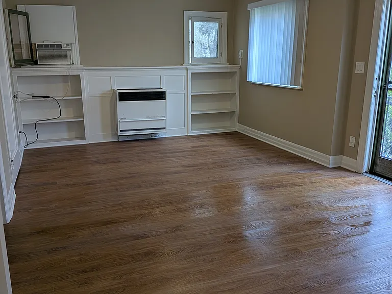 1051 1/4 N Ardmore Ave — Photo 4